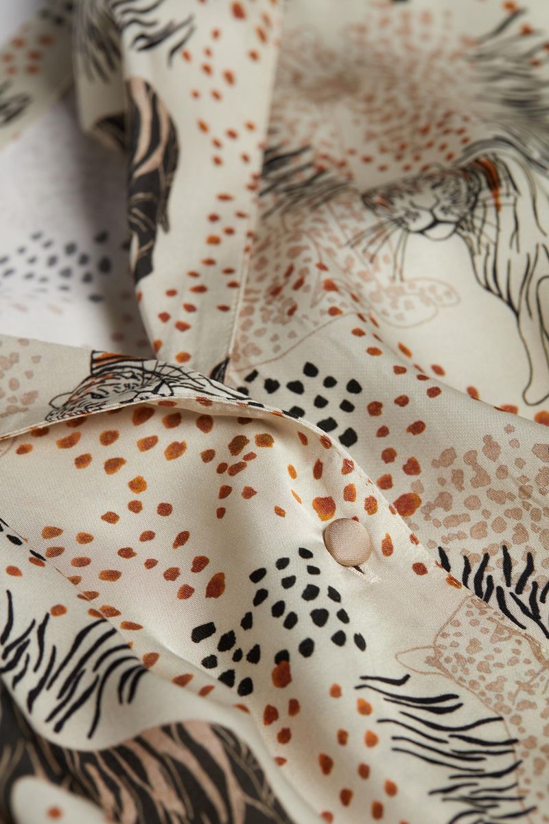 CLD832_365I_8-CASACO-EM-CETIM-DE-VISCOSE-TIGER-NIGHT