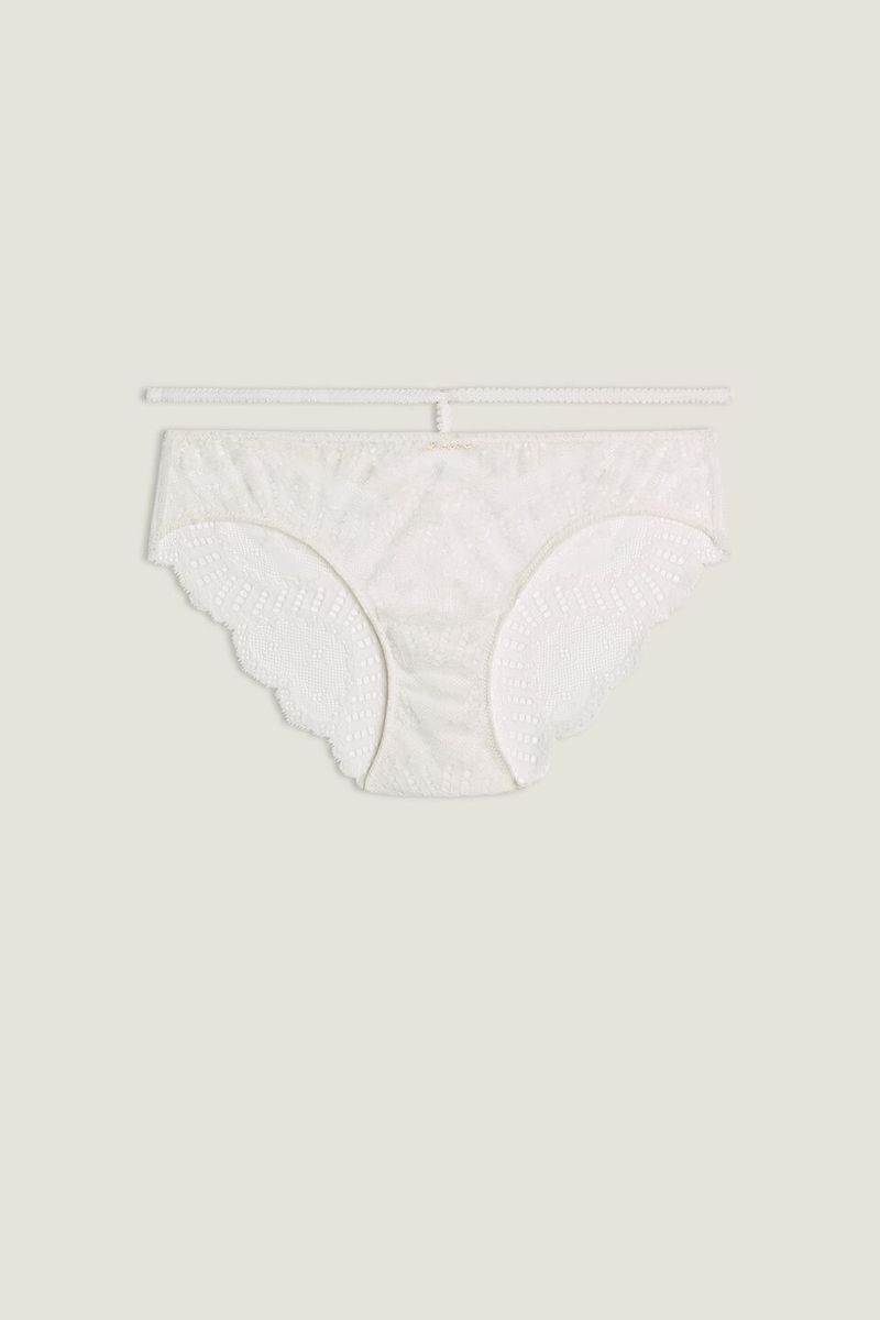 SID1414_2127_10-CUECA-HIDDEN-SEDUCTION