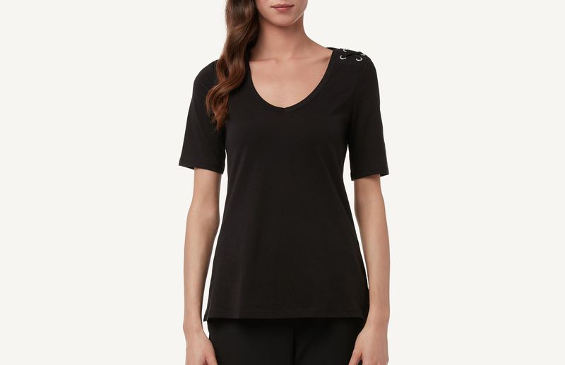 CM115B_019_1-CAMISOLA-EM-ALGODAO-SUPIMA®-COM-MOTIVO-NOS-OMBROS