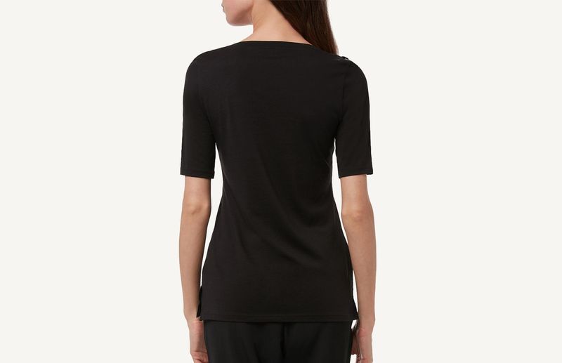 CM115B_019_2-CAMISOLA-EM-ALGODAO-SUPIMA®-COM-MOTIVO-NOS-OMBROS