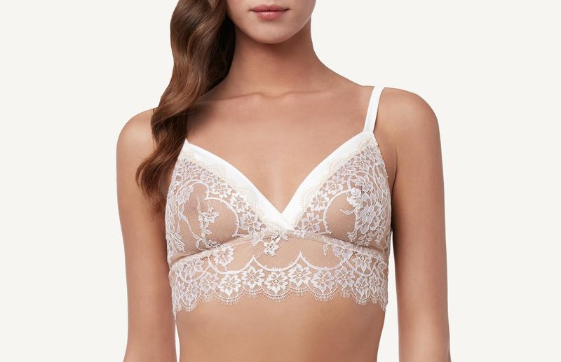 RSD1235_6672_1-SUTIA-TRIANGULAR-ROMANTIC-LACE