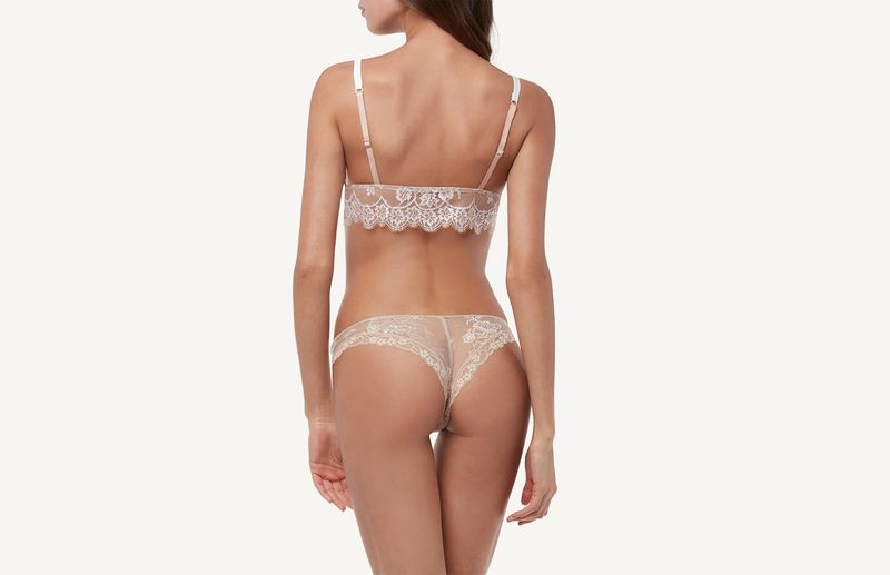 RSD1235_6672_4-SUTIA-TRIANGULAR-ROMANTIC-LACE