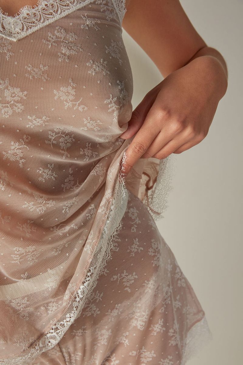 LTD1437_728I_6-TOP-RENDA-ETHEREAL-FEMININITY