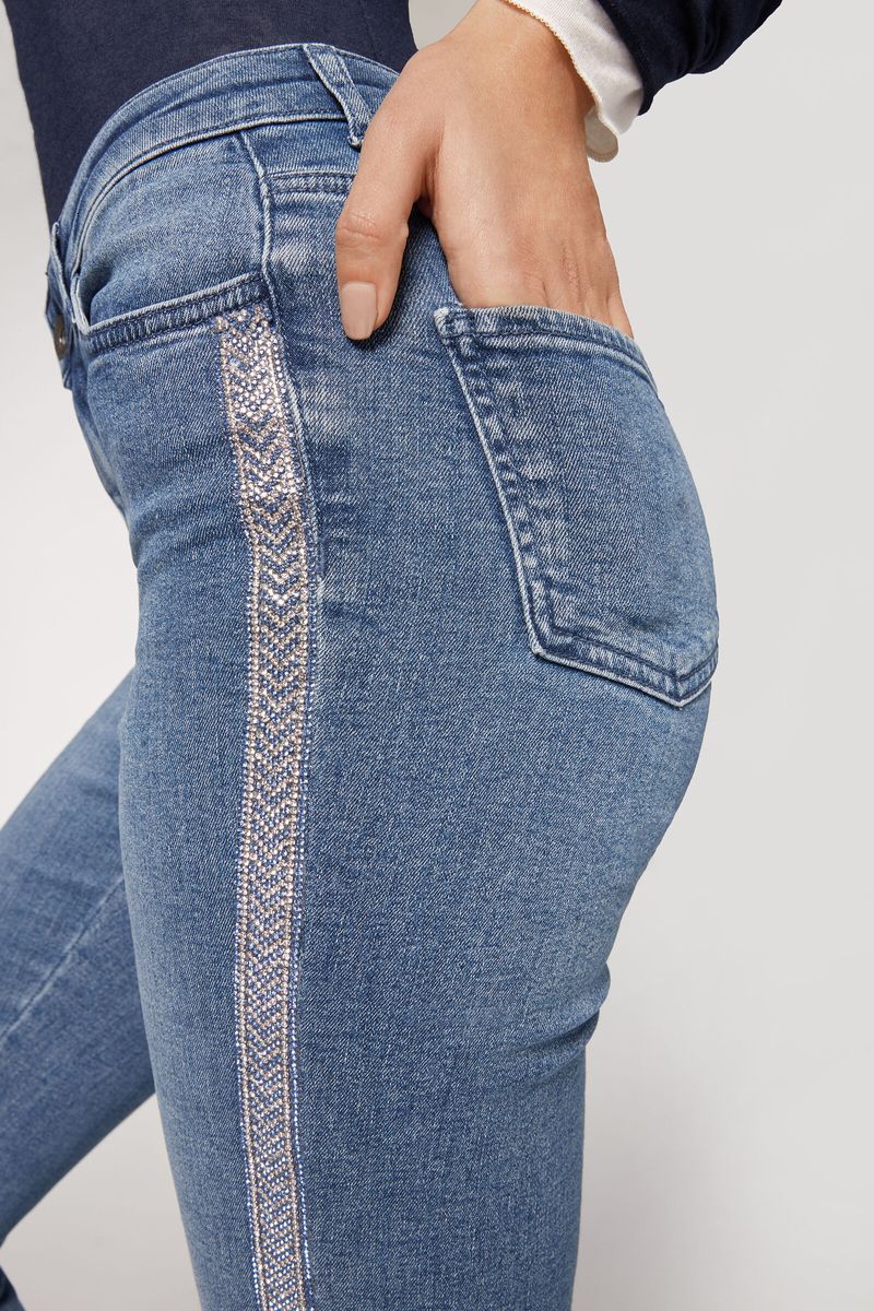 MODP1059_4792_V3_1-JEANS-CROPPED-FLARE-COM-STRASS