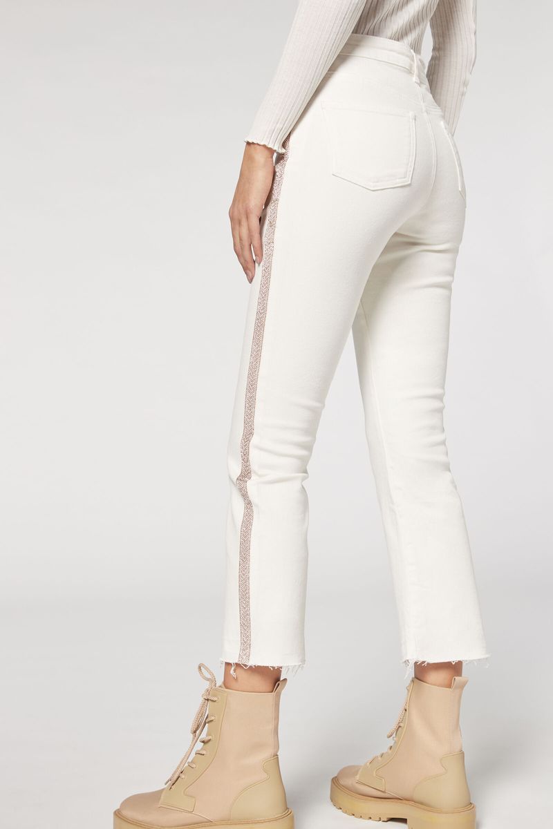 MODP1059_4592_V3_2-JEANS-CROPPED-FLARE-COM-STRASS