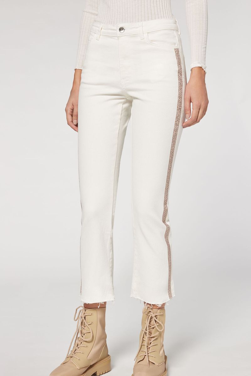 MODP1059_4592_V3_3-JEANS-CROPPED-FLARE-COM-STRASS