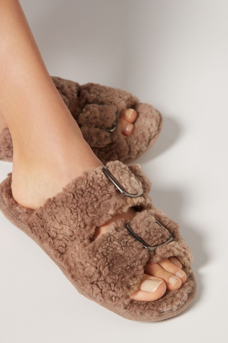 DC0449_9521_6-PANTUFAS-EM-PELUCIA-ABERTAS-COM-FIVELAS