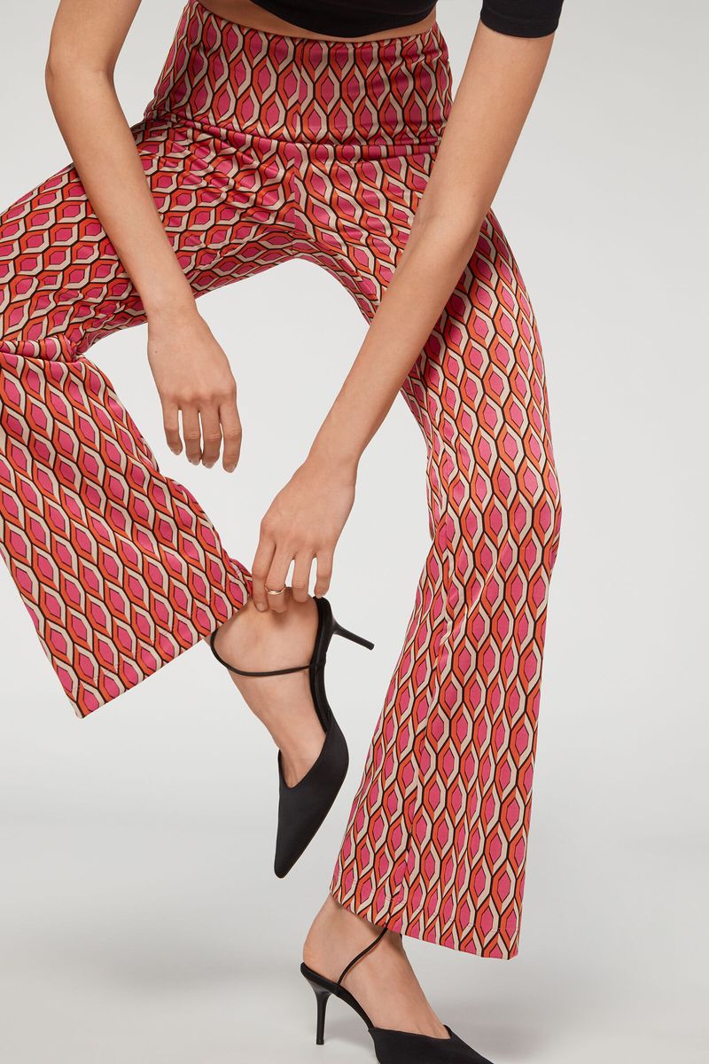 MODP1142_607C_1-LEGGINGS-A-BOCA-DE-SINO-COM-PADRAO-GEOMETRICO