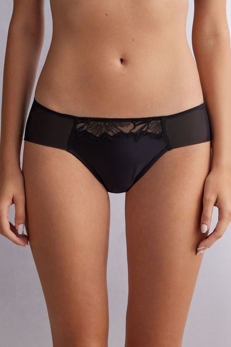 SID2506_019_3-CUECAS-SATIN-DARLINGS