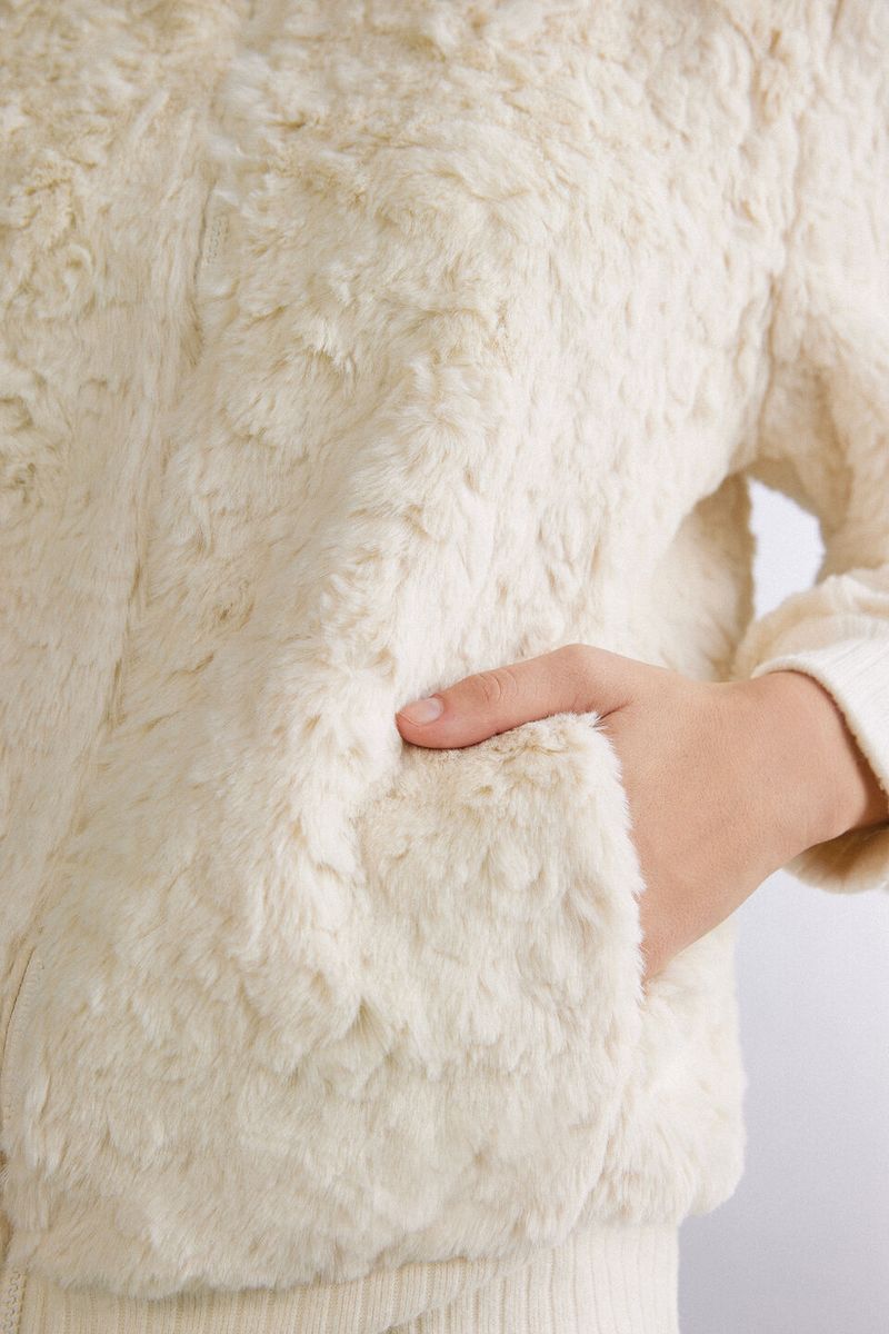 PVD919_468J_6-BOMBER-EM-PELUCIA-SNOWING-AROUND