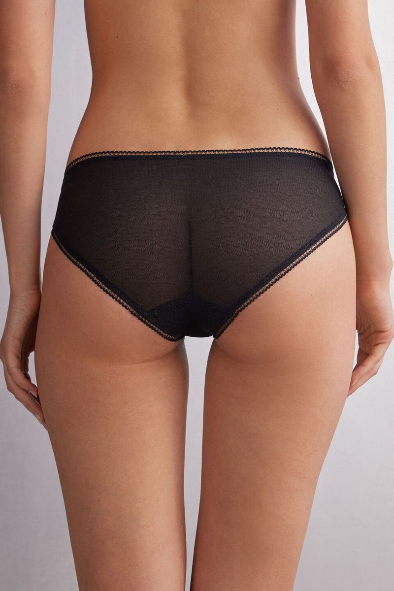 SID2522_019_2-CUECAS-LACE-NEVER-GETS-OLD