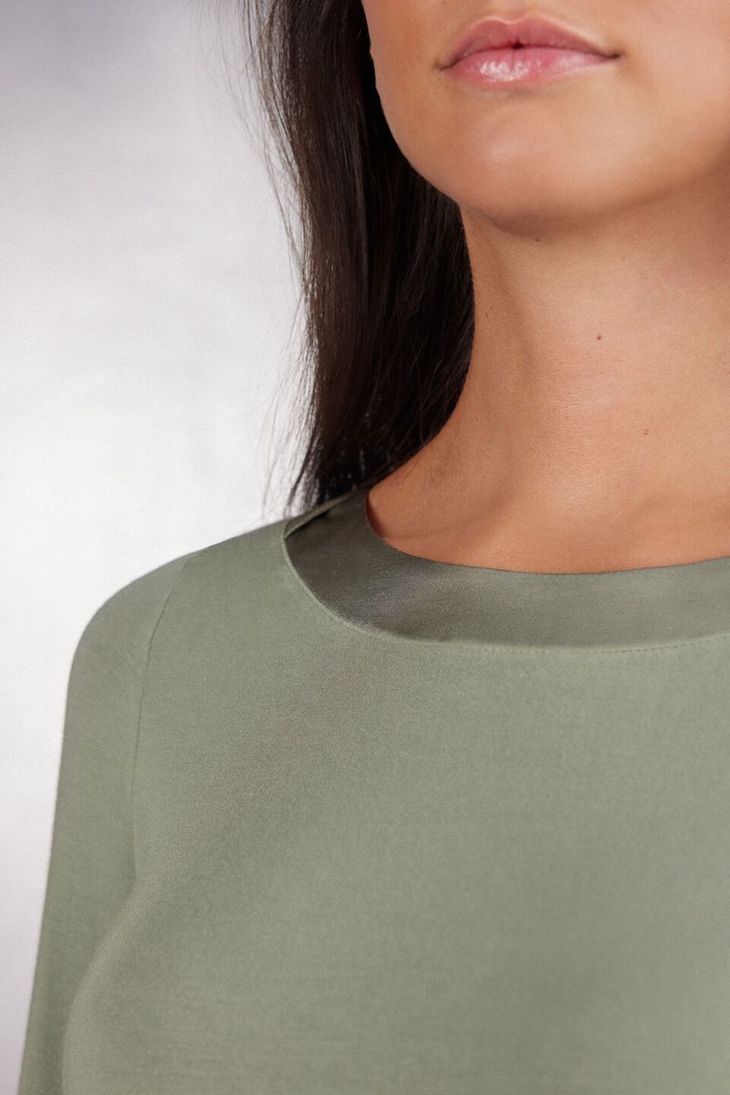 CLD920_657J_6-CAMISOLA-MANGA-COMPRIDA-E-DECOTE-EM-BARCO-EM-MODAL-SATIN-DETAILS