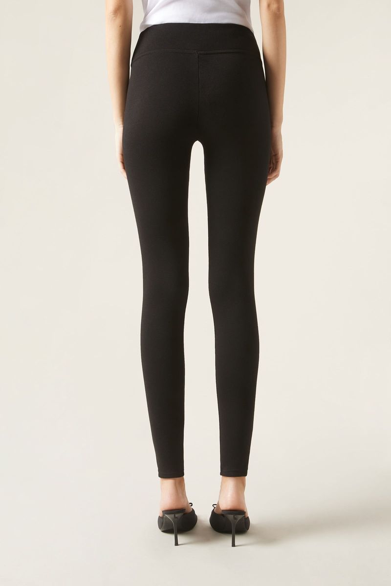 Legging-termica-ultra-plush-preta-em-tecido-interno-quente-foco-no-uso-feminino