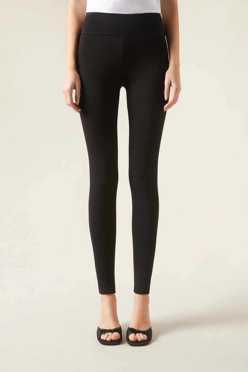 Modelo-usa-legging-termica-ultra-plush-preta-com-tecido-macio-e-protecao-termica