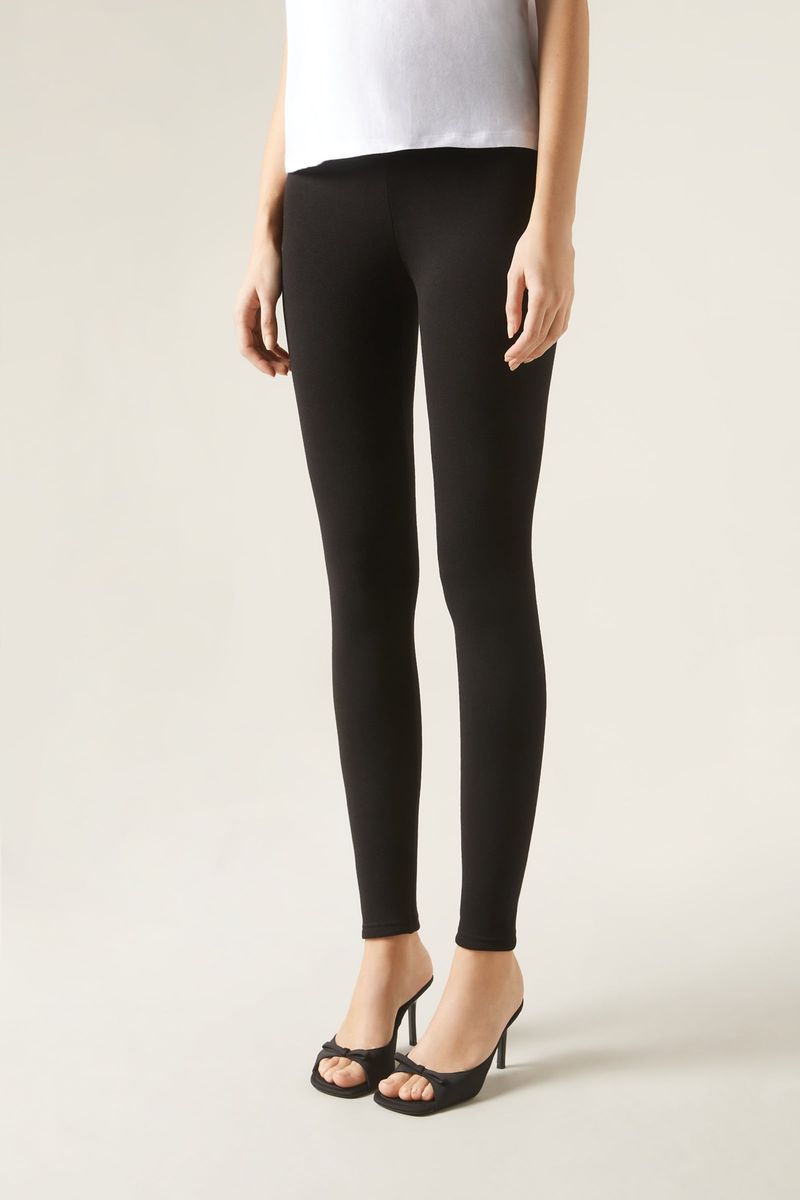 Pernas-com-legging-ultra-plush-preta-tecido-elastico-e-interior-cardado