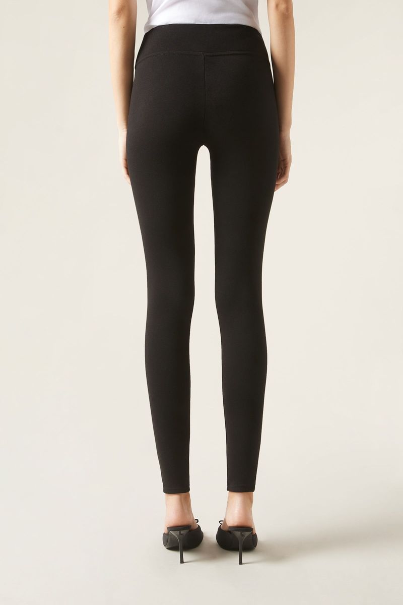 Legging-termica-ultra-plush-preta-em-tecido-interno-quente-foco-no-uso-feminino