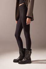 Mulher-com-legging-termica-preta-opaca-calcado-escuro-completa-o-visual