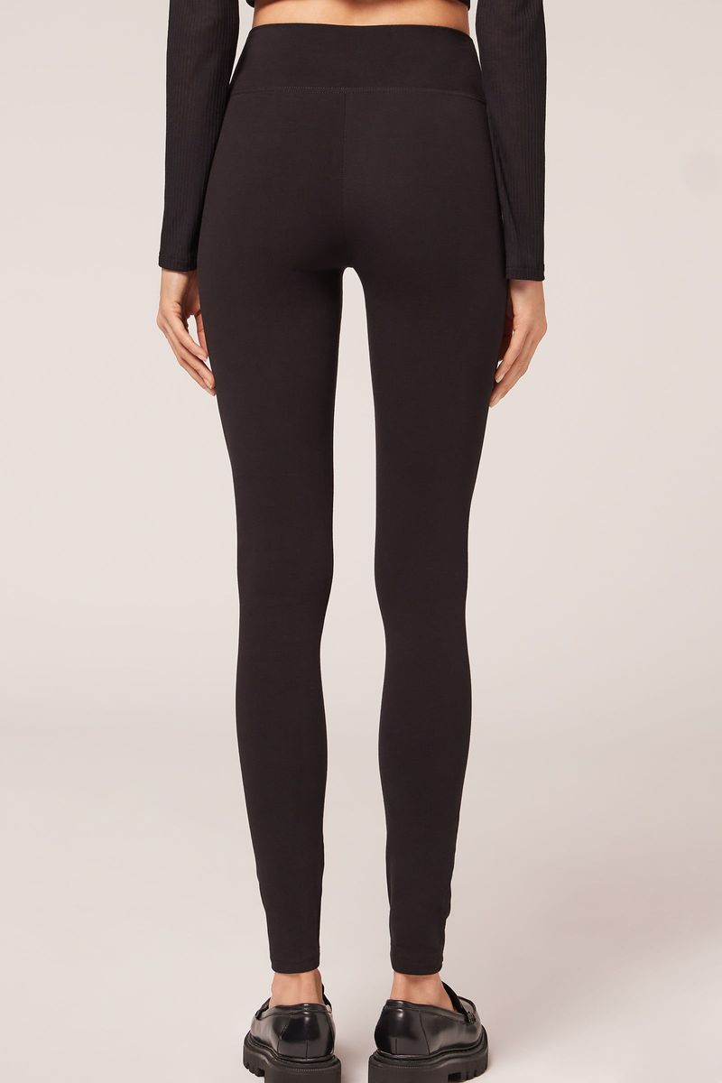 Close-das-pernas-com-legging-termica-preta-espessa-e-sem-transparencia