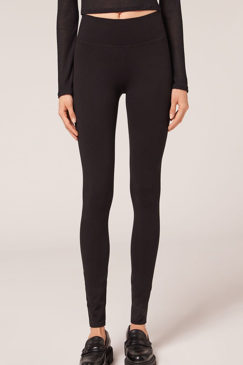 Legging-termica-preta-com-interior-termico-em-destaque-nas-pernas-femininas