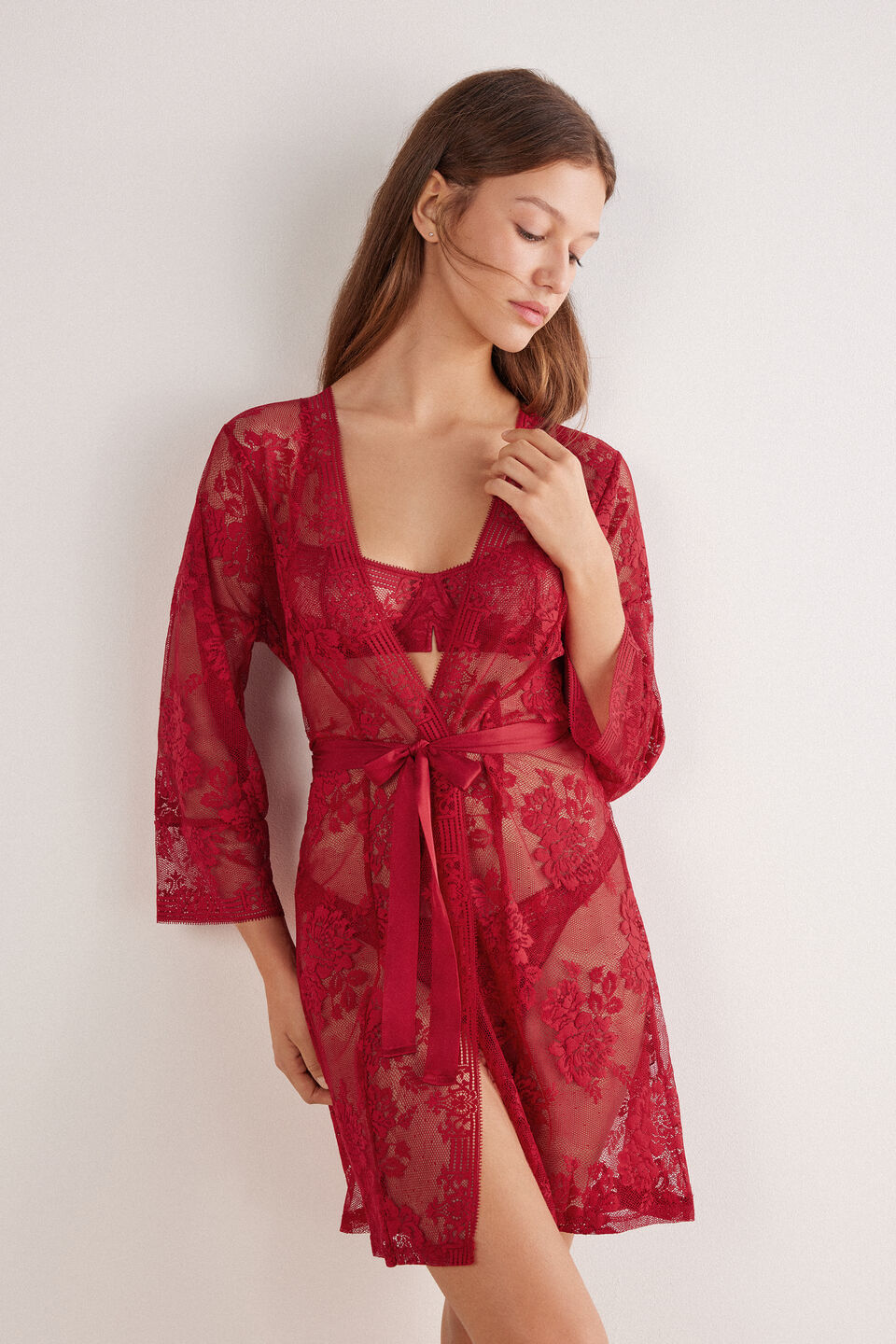 PVD2585_9888_1-ROBE-EM-RENDA-LA-FEMME-FATALE