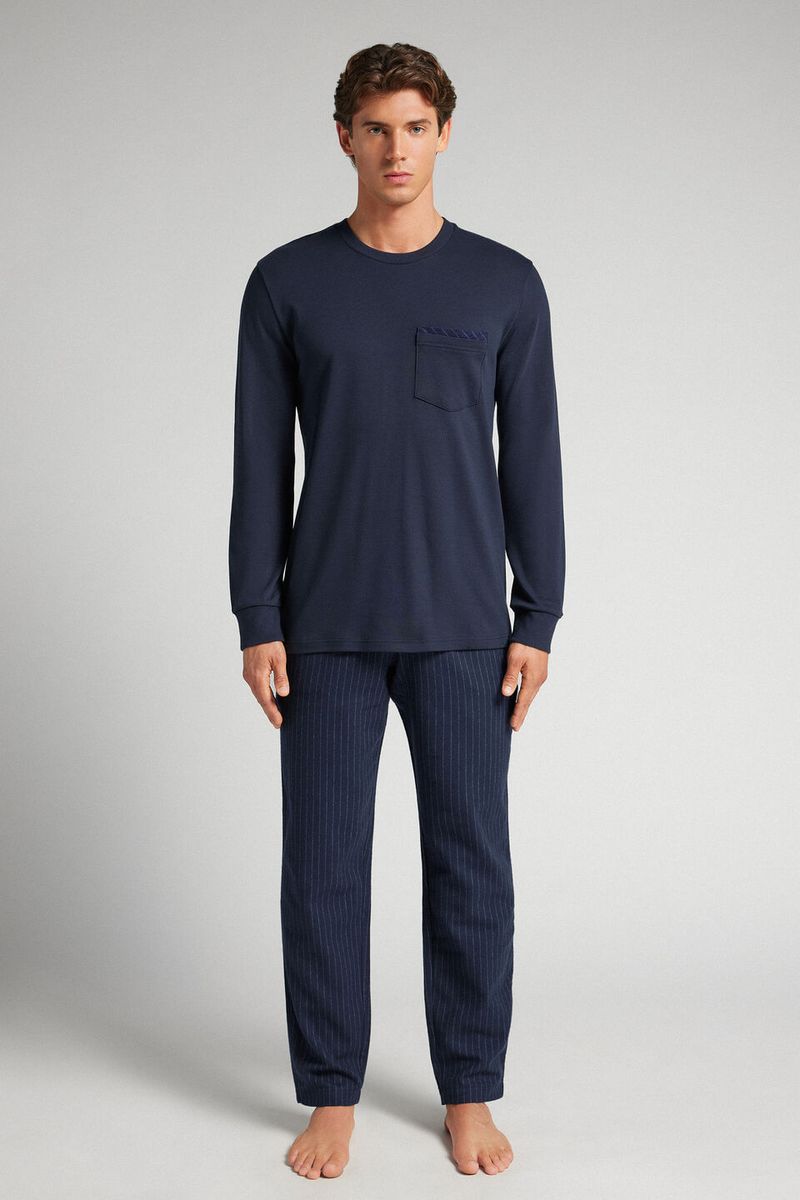 Pijama-masculino-em-algodao-com-padrao-risca-de-giz-sofisticado